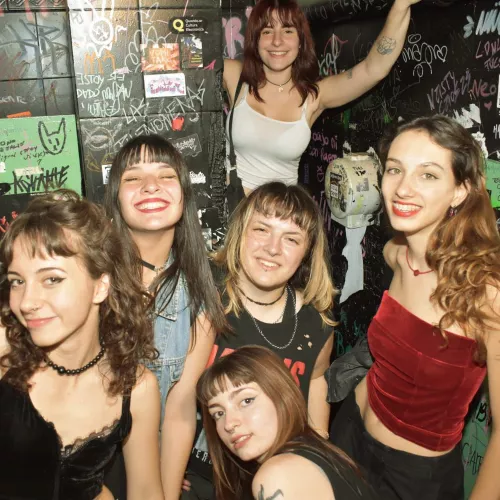 Todas las integrantes de Chabona en el baño del conocido bar platense pura vida 