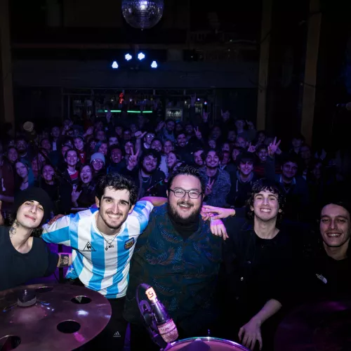 Foto de la banda en su debut en vivo en el teatro rené Favaloro. De izquierda a derecha: Tomás Ávila, Elías Rodríguez, Manolo Meoño, Matías Ávila, Agustín Spagnol