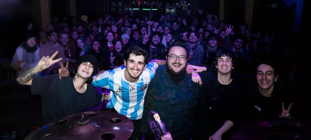 Foto de la banda en su debut en vivo en el teatro rené Favaloro. De izquierda a derecha: Tomás Ávila, Elías Rodríguez, Manolo Meoño, Matías Ávila, Agustín Spagnol