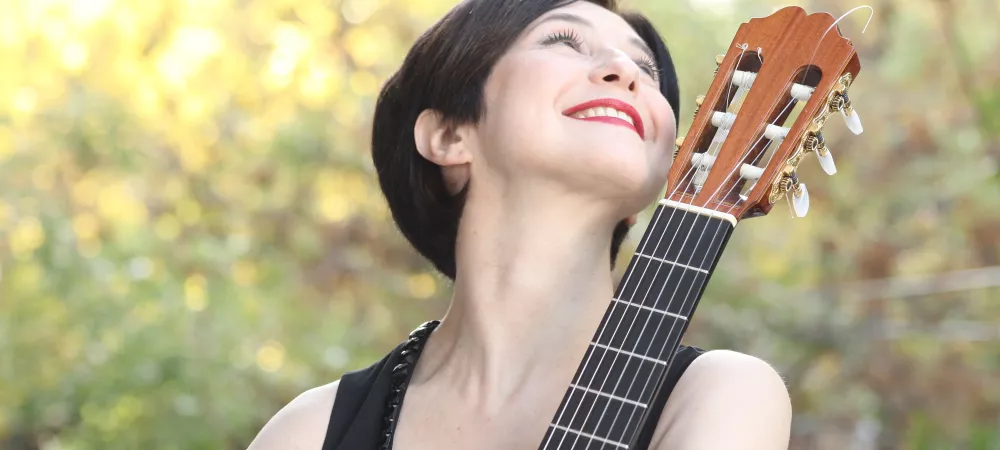 foto con guitarra al aire libre